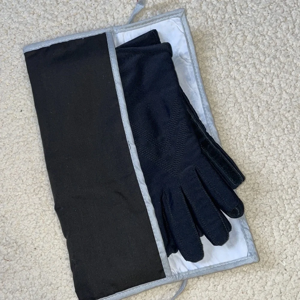 Isotoner ladies soft gloves with case